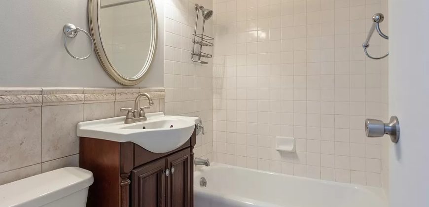 33 E Cedar St APT 10E, Chicago, IL 60611