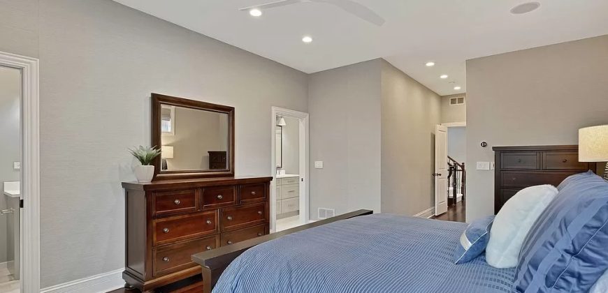 1314 W Barry Ave, Chicago, IL 60657