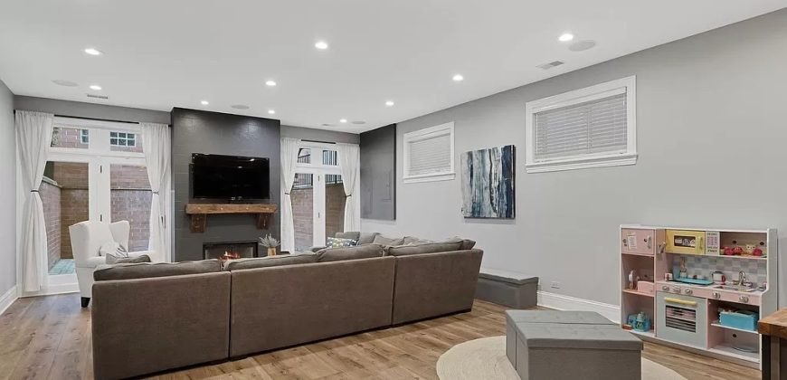 1314 W Barry Ave, Chicago, IL 60657