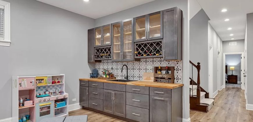 1314 W Barry Ave, Chicago, IL 60657