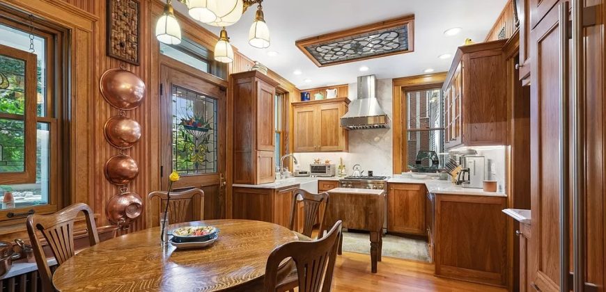 1314 W Barry Ave, Chicago, IL 60657