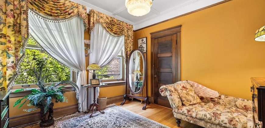 1314 W Barry Ave, Chicago, IL 60657