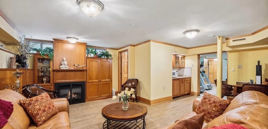 1314 W Barry Ave, Chicago, IL 60657