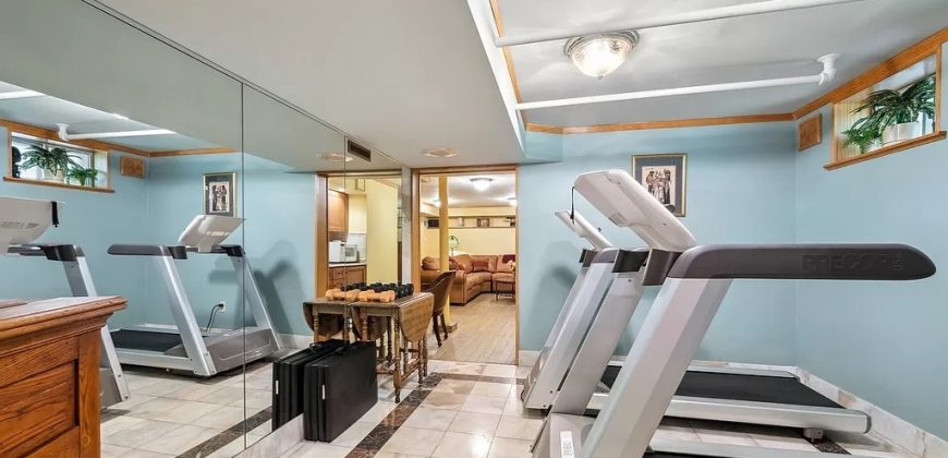 1314 W Barry Ave, Chicago, IL 60657