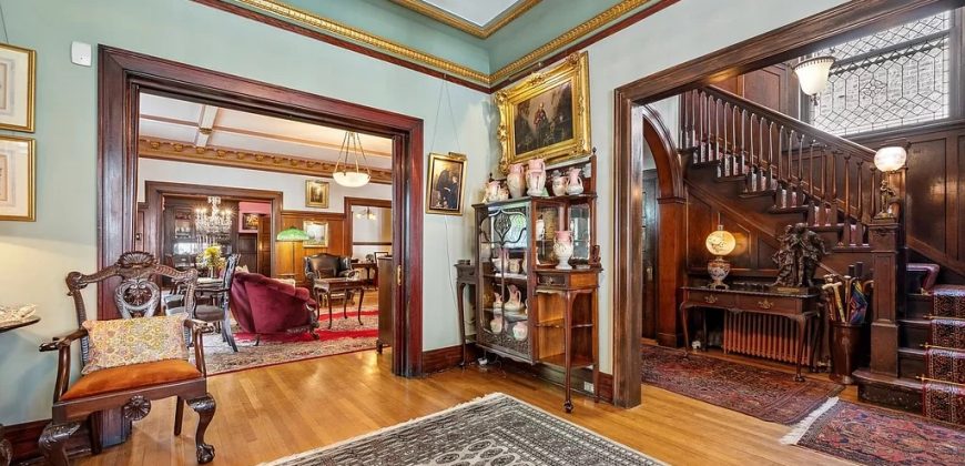 627 W Melrose St, Chicago, IL 60657