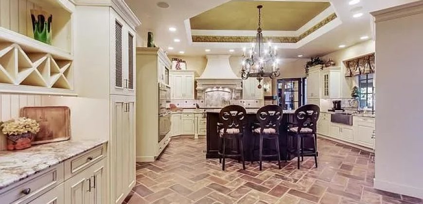 7S719 Donwood Dr, Naperville, IL 60540