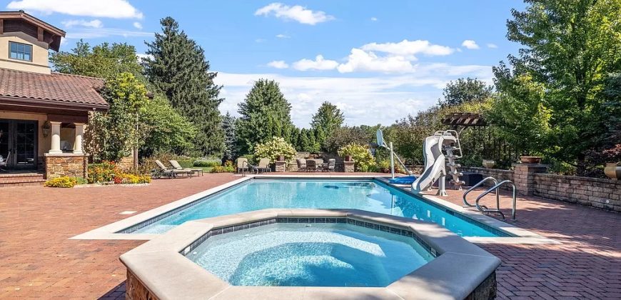7S719 Donwood Dr, Naperville, IL 60540