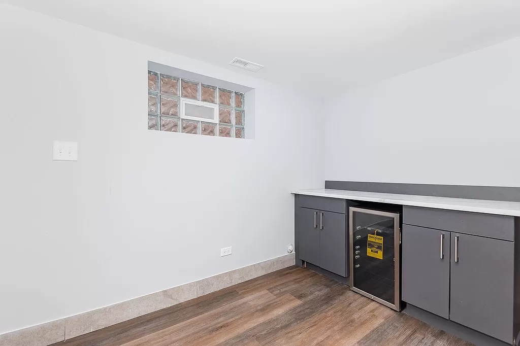33 E 121st St, Chicago, IL 60628