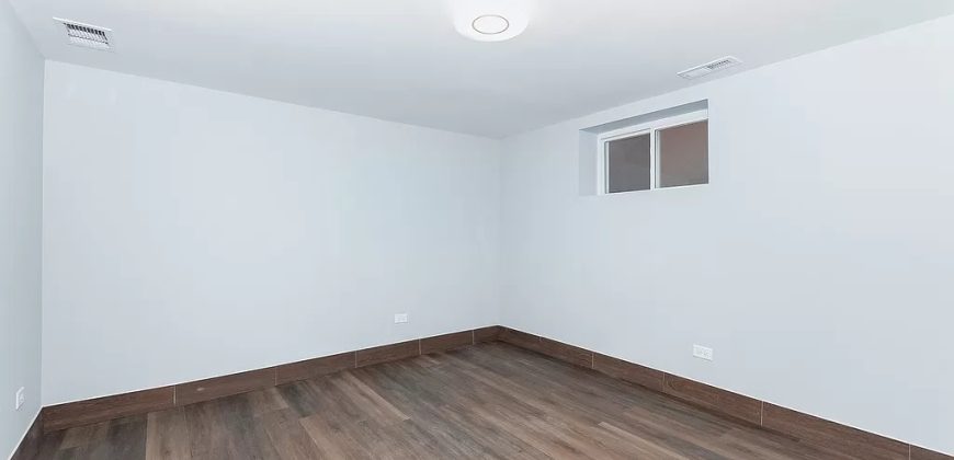 33 E 121st St, Chicago, IL 60628